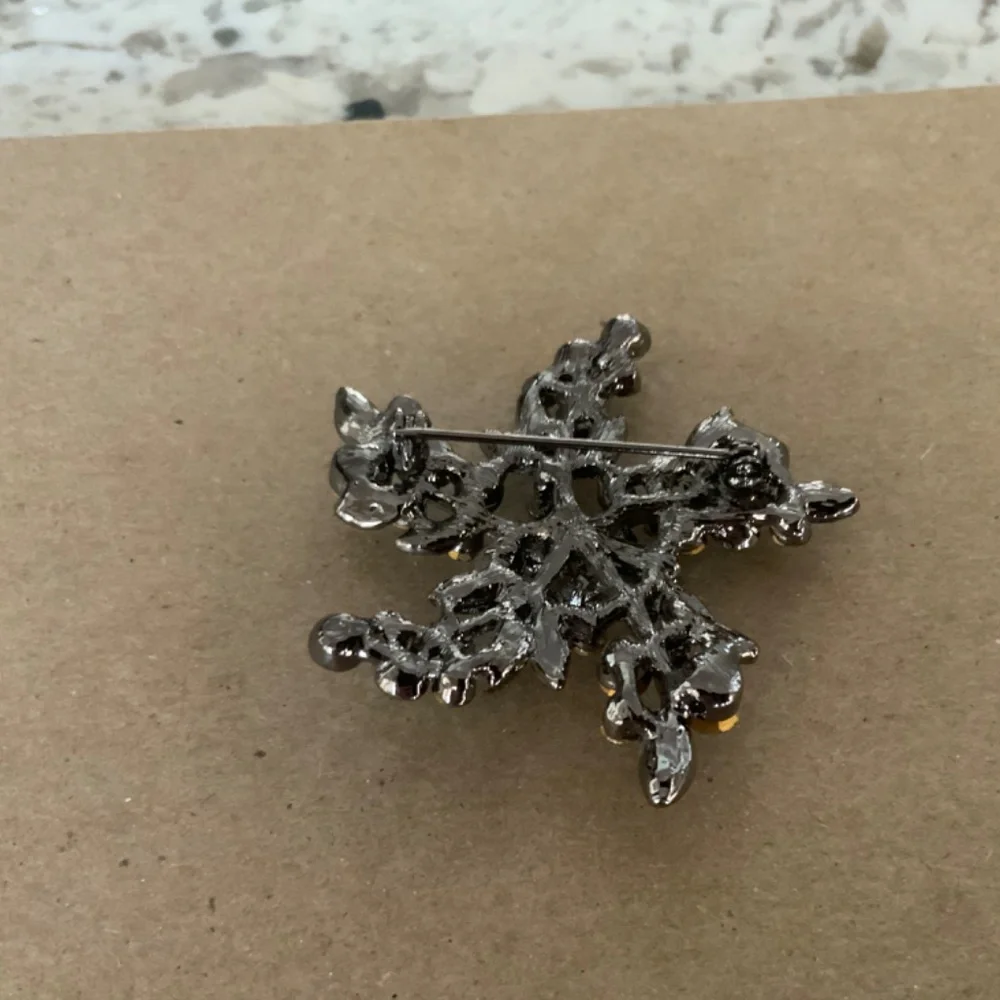 Brooch - Picture 2 of 3